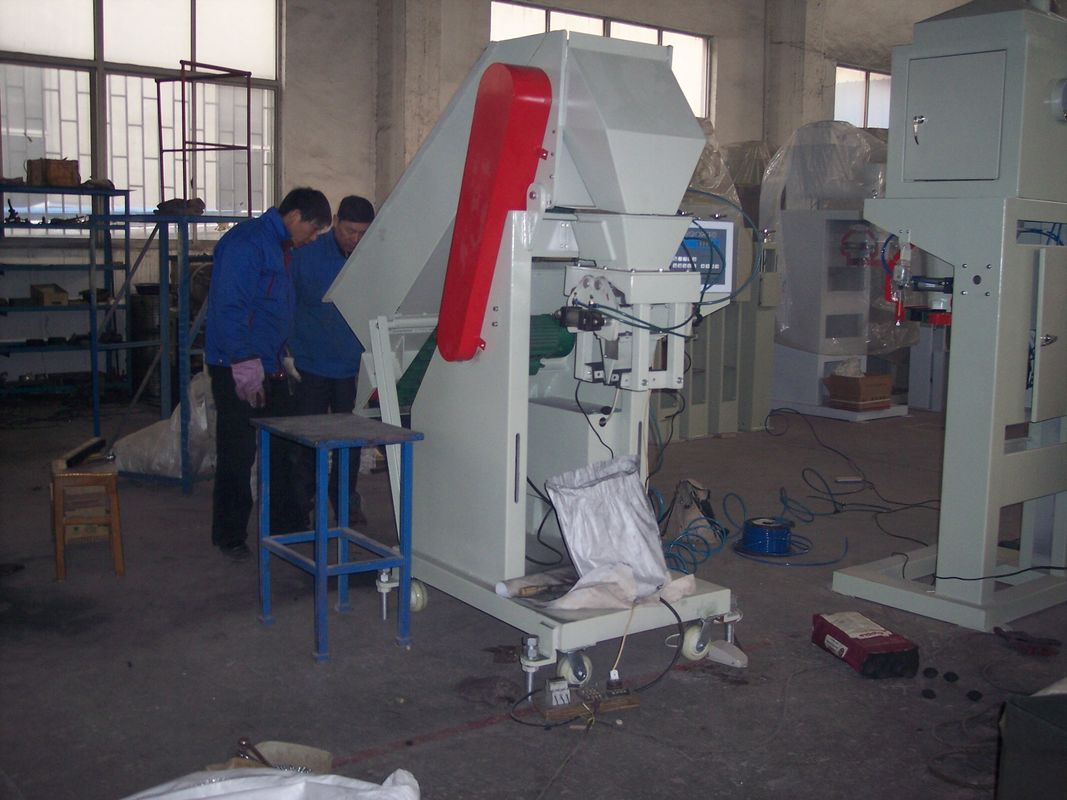 25kg 50kg Mesin Pembungkus Batubara Briket 3.5KW 600 Tas / Jam